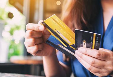woman holding multiple credit cards, choosing a credit card, credit cards